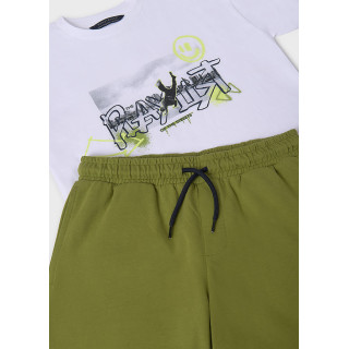 Conjunto bermudas e t-shirt urbana rapaz