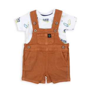 Conjunto de t-shirt e jardineira